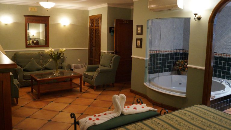 Suite en Hotel del Conde con bañera de hidromasaje.