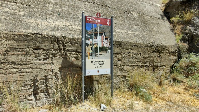 Cartel de bienvenida a la barriada El Chorro en Álora (Málaga).