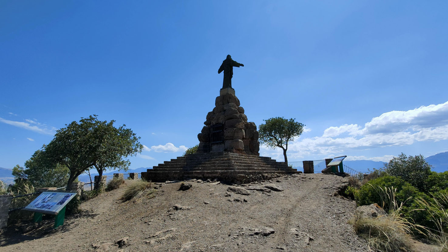 El Santo, la escultura que abraza Pizarra y el Valle del Guadalhorce y ...