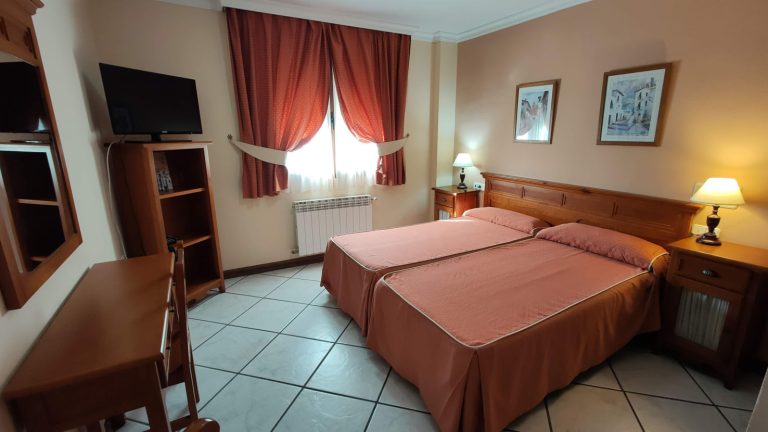 Habitación doble camas separadas Hotel Mesón La Posada del Conde.