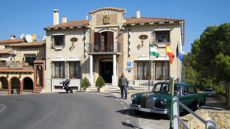 Vehículos clásicos en el Hotel La Posada del Conde.