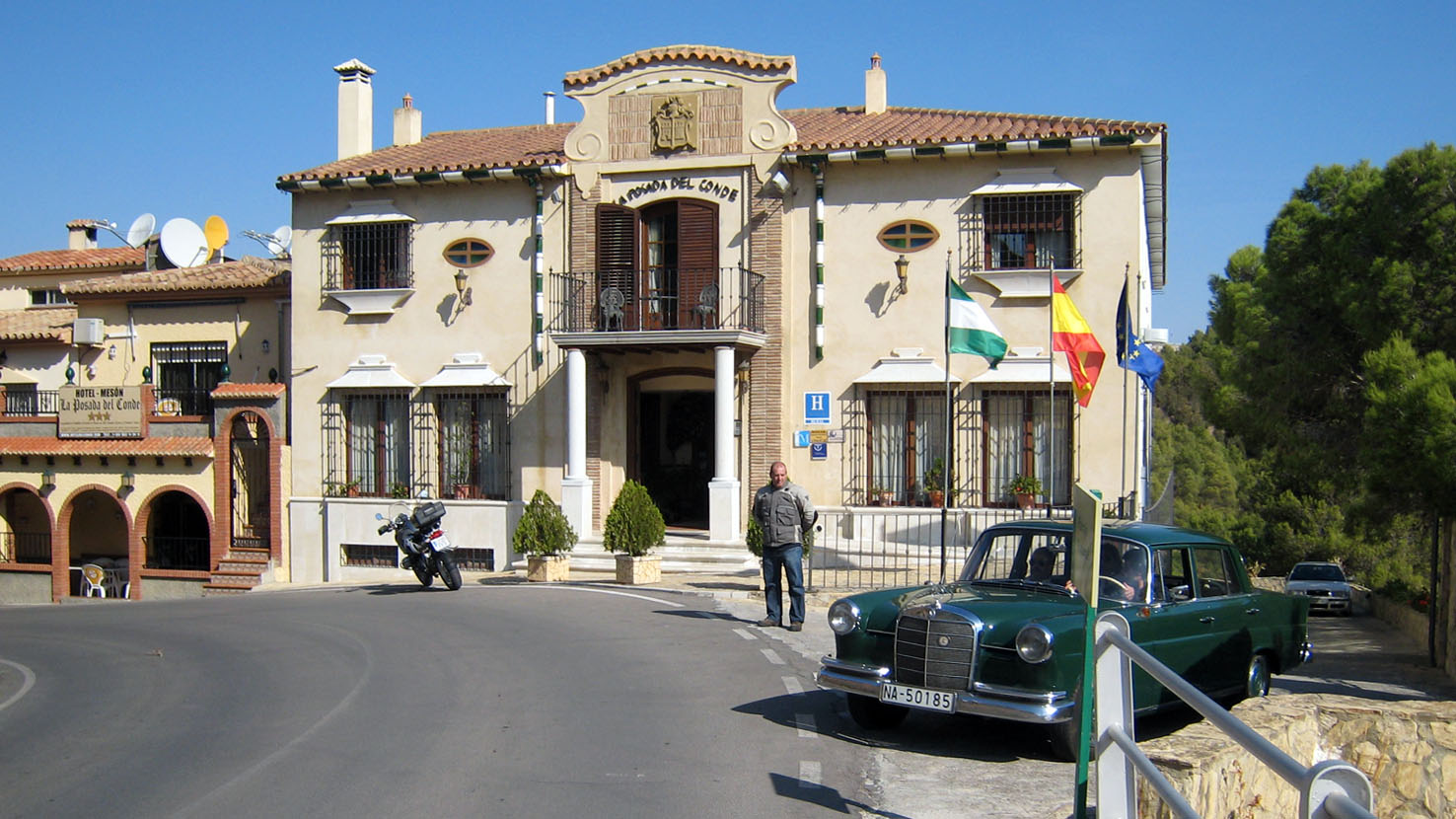 Vehículos clásicos en el Hotel La Posada del Conde.